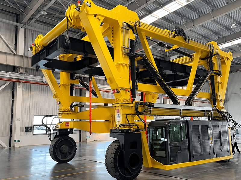 straddle carrier crane
