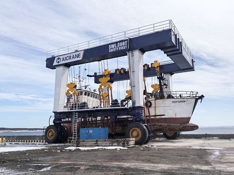 travel lift for boat handling