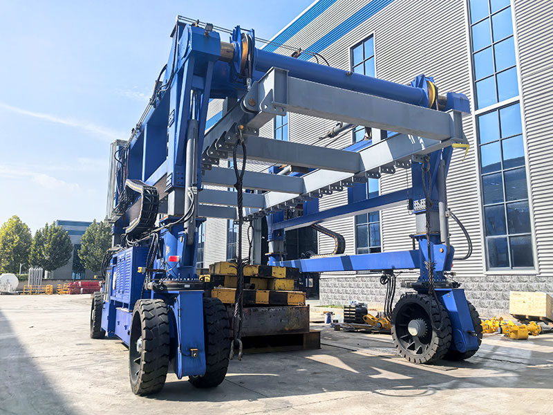 straddle carrier for container handling